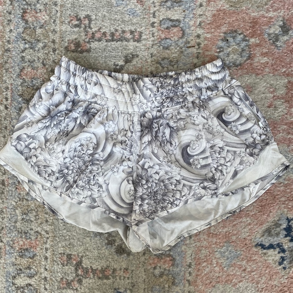Lululemon Hotty Hot 2.5 inch Short Size 4 Grey and White